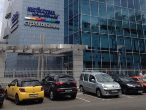 Защита стекол: как бронирующая пленка спасает от осколков и взлома